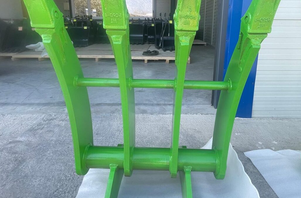 La ce folosește cupa greblă pentru excavator – experiența Edrich Oradea în accesorii pentru utilaje